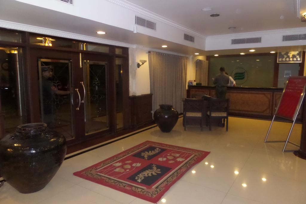 Hotel Elegance Kāladi Esterno foto