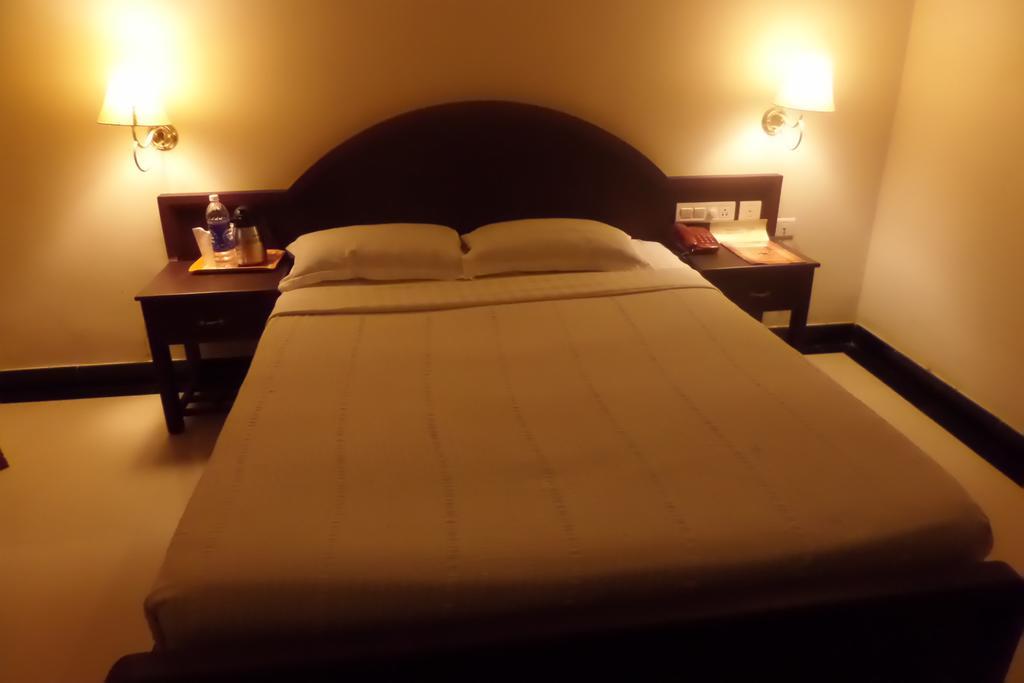 Hotel Elegance Kāladi Esterno foto